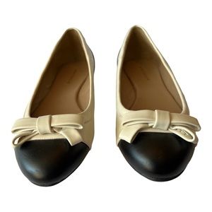 Ann Taylor Womens Slip On Flat, Sz 7M,    Cream & Black with Bow on Top of shoe